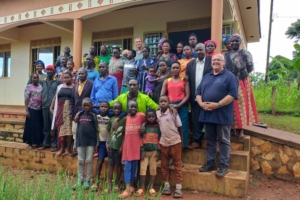 Groepen op bezoek op locatie in Jinja!